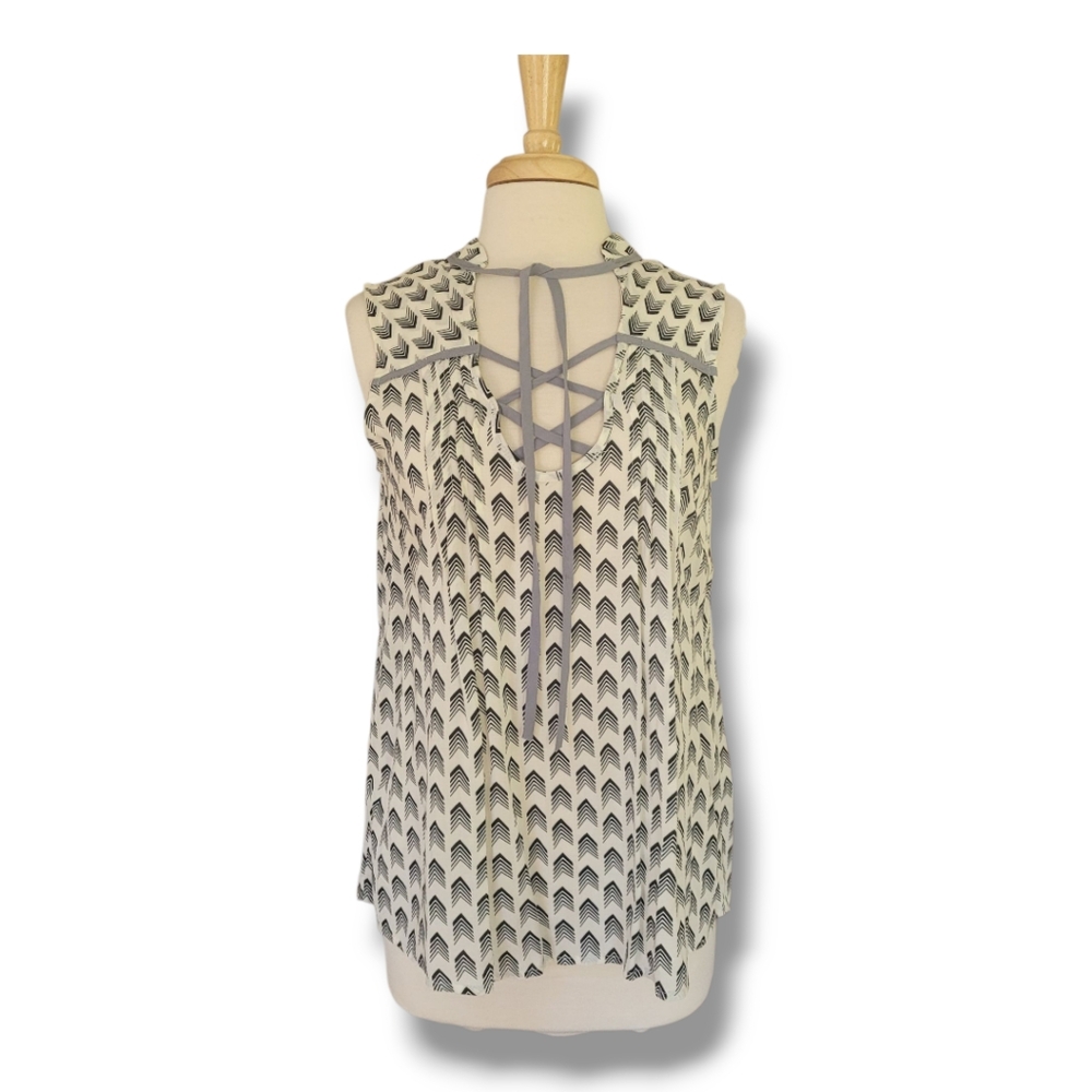Comme Toi Black/White Front Laced Neckline, Hi-Lo Lighweight Top Size S